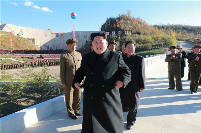 김정은 비서 백두산영웅청년발전소 방문 김정은 북한 노동당 제1비서가 양강도 백암군에 세워진 ‘백두산영웅청년발전소’를 둘러보며 활짝 웃고 있다. 북한은 김 제1비서가 참석한 가운데 발전소 준공식과 축하 공연을 열었다고 <조선중앙통신>이 4일 전했다. 백암/조선중앙통신 연합뉴스