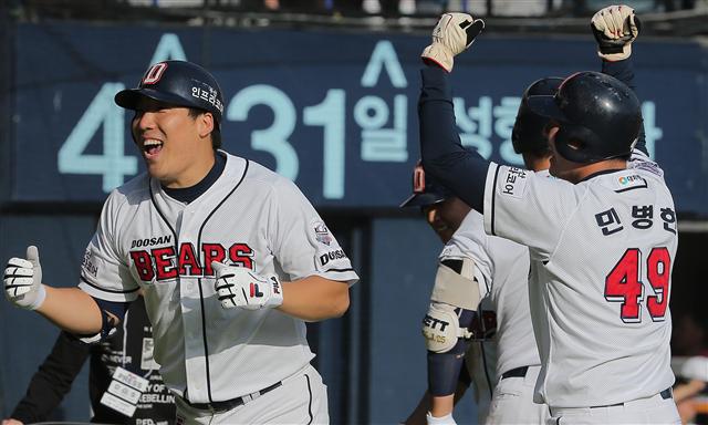 두산 김현수(왼쪽)가 4일 기아와의 2015 프로야구 잠실경기 6회말 3점홈런을 친 뒤 홈에 들어와 환호하고 있다.  연합뉴스