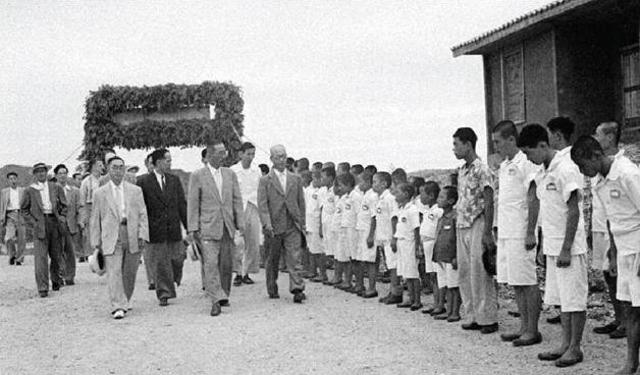 경기도 고위 공무원 시찰단이 선감학원을 방문한 모습으로 시기는 1960년대로 추정된다. 선감학원에 수용중이던 어린이와 청소년들이 머리를 빡빡 깎은 채 교복을 입고 도열해 이들을 맞고 있다.  경기창작센터 제공 
