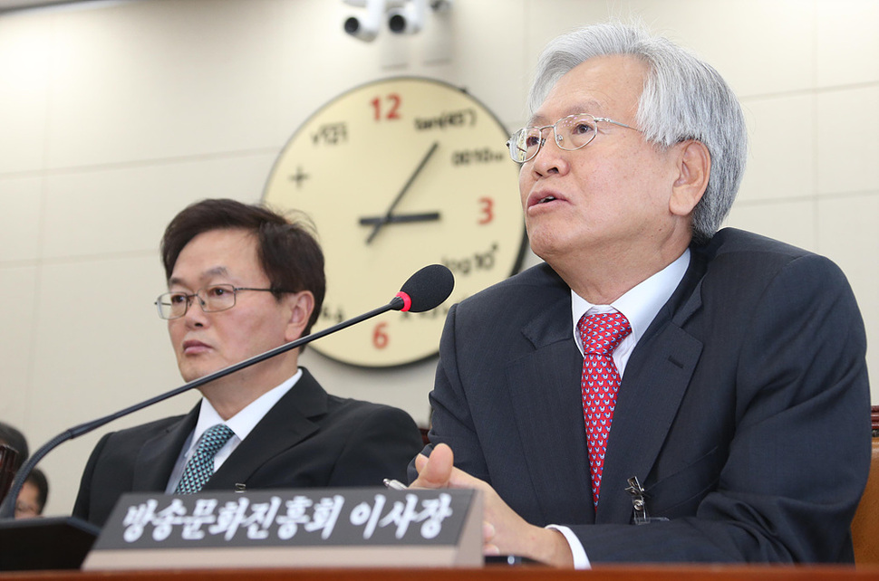 고영주 방송문화진흥재단 이사장이 6일 오후 국회 미래창조과학방송통신위 국정감사에 출석해 야당 의원들이 "노무현 전 대통령과 문재인 새정치민주연합 대표가 공산주의자라는 과거 발언에 입장 변화가 없느냐?"는 질문에 그렇다고 답하고 있다. 이정우 선임기자 woo@hani.co.kr