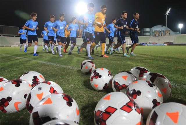 2018 러시아월드컵 아시아 2차 예선 쿠웨이트와의 원정경기를 앞둔 축구대표팀이 7일 오전(한국시각) 쿠웨이트시티의 사바 알살렘 경기장에서 현지적응훈련을 하고 있다.
쿠웨이트시티/연합뉴스