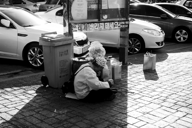 어르신께서는 식사를 하시고 남은 여운을 정리하시는 것 같았다. 하지만 계신 자리가 나를 불편하게 했다. 나의 편견일까. 아무도 자연스럽게 쉴 수 없는 그 자리에서 어르신은 그저 할 일을 마저 치르고 계셨다. 늙는다는 것은 오랜 세월을 그냥 흘려보내는 것일까. 아니면 그 세월을 견디는 것일까. 그 자리가 그렇게 지저분하지 않아서 그나마 다행이라고 생각했다. 
 김성호/수원시 장안구 천천동 