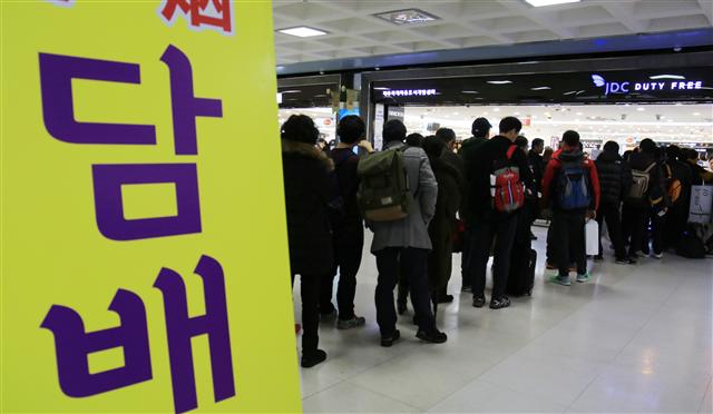 세금 인상을 통해 담뱃값이 일제히 2000원 안팎 오른 올해 초, 제주공항 제주국제자유도시개발센터 내국인 면세점의 담배 판매 코너 앞에 담배를 사려는 고객들로 긴 줄이 만들어졌다. 제주/연합뉴스