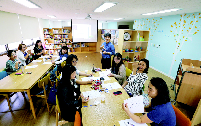  8일 오전 서울 강서구 마곡동 마곡1단지 작은도서관에서 ‘행복한아파트공동체 만들기’의 하나인 ‘작아도(작지만 아름다운아파트 작은도서관) 희망학교’가 열려 마곡지구 9개 단지 주민이 모여 서로 소통하고 있다. ‘행복한아파트공동체사업’은 주민이 참여해 아파트 문화를 바꾸고, 주민 사이 교류의 확대로 자치와 참여의 문화가 아파트에 뿌리내리도록 하는 것으로 2013년부터 에스에이치(SH)공사, <한겨레>와 희망제작소가 함께 해오고 있다. 이종근 기자 <A href="mailto:root2@hani.co.kr">root2@hani.co.kr</A>