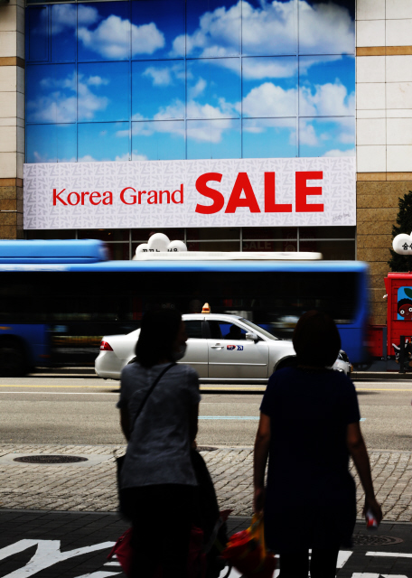 한국판 ‘블랙프라이데이’ 시작을 하루 앞둔 지난달 30일 서울의 한 백화점에 행사 펼침막이 걸려 있다. 오는 14일까지 열리는 ‘코리아 블랙프라이데이’ 세일에는 백화점 71곳, 대형마트 398곳, 편의점 2만5400곳 등이 참여한다. 이종근 기자 root2@hani.co.kr