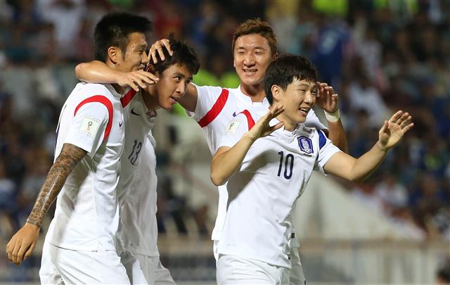 한국 축구대표팀의 구자철(13번)이 8일(현지시각）쿠웨이트시티 국립경기장에서 열린 쿠웨이트와의 2018 러시아월드컵 아시아 2차 예선 경기에서 전반 12분 헤딩골을 성공시킨 뒤 동료들과 기뻐하고 있다. 쿠웨이트시티/연합뉴스