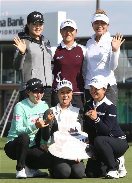 12일 인천 영종도 스카이72골프클럽 오션코스에서 열린 미국여자프로골프(LPGA) 투어 케이이비(KEB) 하나은행 챔피언십 미디어데이에서 김효주(앞줄 왼쪽부터 시계 방향), 전인지, 리디아 고, 앨리슨 리, 김세영, 이민지가 포즈를 취하고 있다. 영종도/연합뉴스