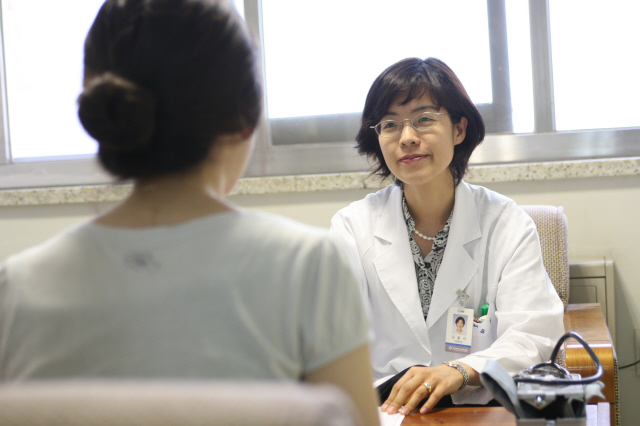 폭식증 환자를 진료하고 있는 모습. 폭식증은 습관이 될 정도로 악화되면 치료가 어렵고 재발도 잘 된다. 인제대 의대 서울백병원 제공
