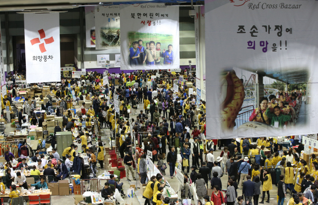 13일 낮 ‘2015 적십자 바자’가 열린 서울 강남구 코엑스 행사장이 물건을 사러 온 시민들로 북적이고 있다. 각종 의류와 화장품, 우리 농수산물, 산지 특산품을 시중가보다 싸게 파는 이번 바자의 수익금은 조손가정, 홀몸어르신, 다문화가족 등 취약계층 돕기에 쓰인다.   김태형 기자 xogud555@hani.co.kr