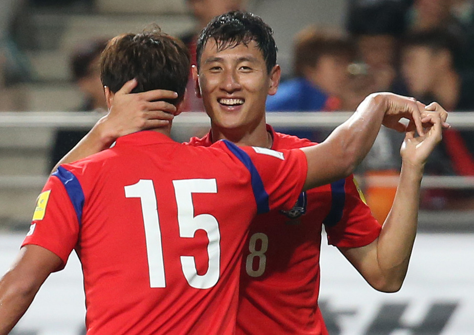  13일 서울월드컵경기장에서 열린 축구국가대표팀 친선경기 한국 대 자메이카 경기. 지동원이 첫번째 골을 성공시킨 뒤 홍정호와 기쁨을 나누고 있다. (사진=연합뉴스 2015.10.13)