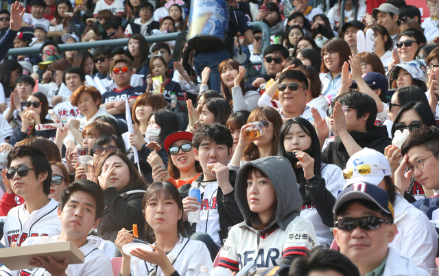 3월29일 두산 베어스와 엔씨 다이노스 경기를 보고 있는 관중들. 신소영 기자 
