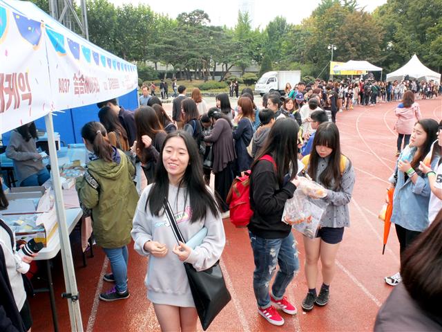  과자전 참관객들이 과자를 사려고 길게 줄서 있다. 사진 서정민 기자