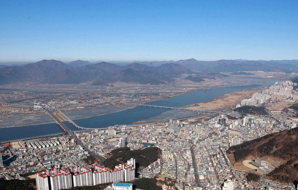 부산 북구 구포지역과 낙동강 하류 일대 전경. 사진 속 세개의 교량 가운데 가장 북쪽(오른쪽)의 낙동강교 오른쪽 끝부분에 있는 작고 둥근 구릉에 구포왜성이 있다.(2008년 12월 항공촬영) 부산시 제공
