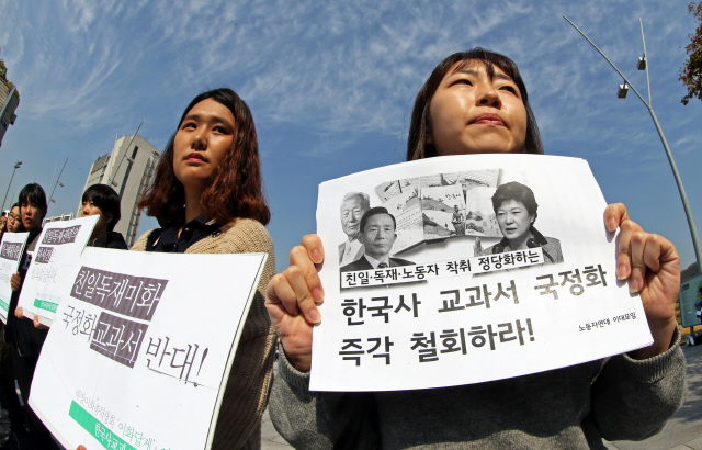 이화여대 학생들이 15일 오전 서울 서대문구 학교 정문 앞에서 역사교과서 국정화 철회를 요구하는 기자회견을 열고 있다. 이정용 선임기자 lee312@hani.co.kr