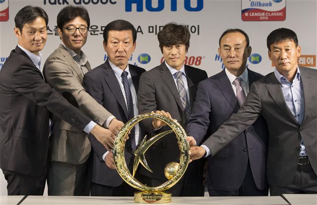 FC서울의 최용수(왼쪽부터), 포항의 황선홍, 전북의 최강희, 수원의 서정원, 성남의 김학범, 제주의 조성환 감독이 15일 서울 신문로 축구회관에서 열린 2015 K리그 클래식 스플릿 라운드 1~6위 그룹 미디어데이에서 우승컵을 놓고 선전을 다짐하고 있다. 연합뉴스