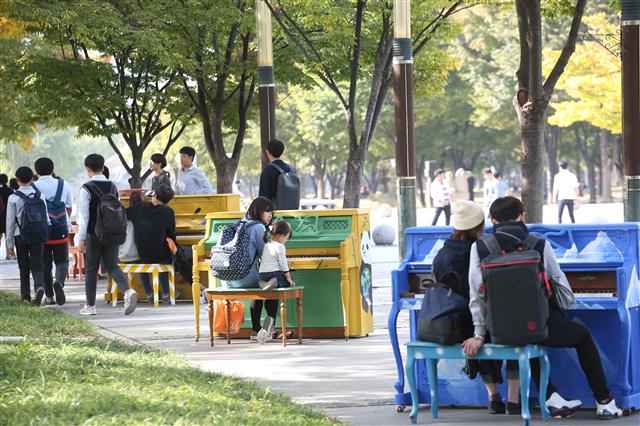 15일 오후 서울 성동구 서울숲 가족마당 주변에 일러스트레이터와 화가 등 시각예술작가 8명이 환경을 주제로 꾸민 아트피아노가 설치돼 눈길을 끌고 있다. 연합뉴스