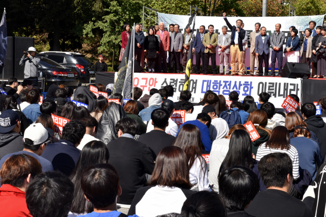 지난 5일 강원도 원주의 상지대 교정에서 열린 총궐기대회에서 30여명의 교수들이 이사진 퇴진을 요구하고 있다. 9월15일부터 이어진 수업 거부로 학생들은 강의실이 아닌 교정에서 교수들을 마주했다. 강재훈 선임기자 khan@hani.co.kr