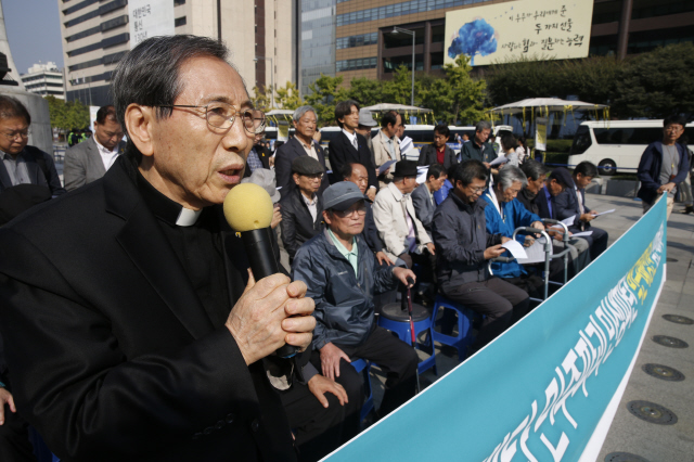 함세웅 민주행동 상임대표가 16일 오후 서울 광화문광장 이순신 동상 앞에서 시민사회 원로·대표들이 역사교과서 국정화 저지 및 11.14 민중총궐기·시민대회 참여를 호소하는 기자회견에서 모두 발언을 하고 있다. 이 자리에는 백기완 민주행동 고문, 윤희숙 한국청년연대 대표, 이해동 민주주의국민행동 고문, 정동익 사월혁명회 상임의장, 김중배 전 문화방송사장 등이 참가했다. 김봉규 선임기자 bong9@hani.co.kr