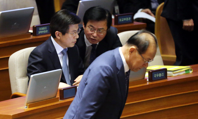 황우여 부총리 겸 교육부 장관이 16일 국회 교육사회문화 분야 대정부질문에서 의원들에게 인사를 하는 동안 황교안 국무총리(맨 왼쪽)가 총리실 관계자와 이야기를 하고 있다.
김경호 선임기자 jijae@hani.co.kr