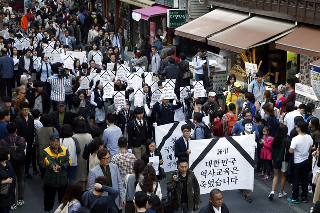 집회를 마치고 거리를 행진하는 청소년들을 향해 많은 시민들은 “힘내라”“고생한다”며 격려했지만, “어른들이 주동하는 것 아니냐”는 목소리도 섞여 나왔다. 이정아 기자 leej@hani.co.kr
