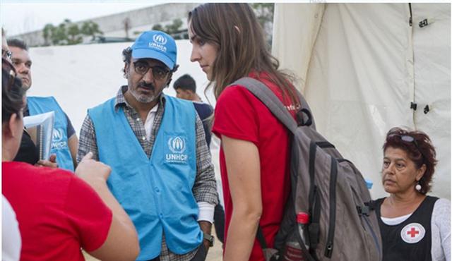 지난달 터키에서 출발한 유럽행 난민들이 밀려드는 그리스 레스보스섬에 유엔난민기구(UNHCR)와 함께 임시 난민캠프를 방문한 함디 울루카야가 자원봉사자들과 이야기를 나누고 있다.  유엔난민기구 