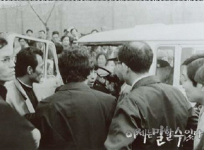 1975년 4월9일 인혁당 재건위 사건 희생자 8명을 전격 사형시킨 박정희 정권은 고문 사실을 감추고자 주검마저 빼돌려 곧바로 화장을 시켜 버렸다. 4월9일 낮 서울 녹번동 사거리에서 문정현(왼쪽 둘째) 신부가 시노트 신부와 함께 경찰의 운구차 탈취를 막으려다 부상을 당했다. '한겨레' 자료사진