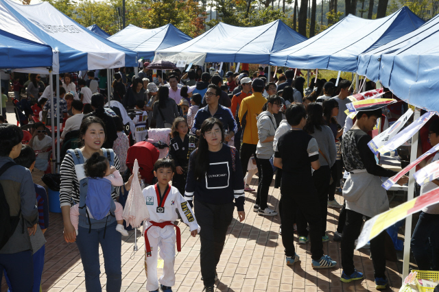 지난 17일 서울 구로구 천왕근린공원에서 ‘천왕 마을축제’가 열렸다. 에스에이치(SH)공사가 지은 천왕지구 8개 아파트 단지 내 소모임 30여곳이 스스로 머리를 맞대 기획하고 준비했다. 캠핑, 여행, 육아 등을 주제로 한 아버지회(‘아빠의 자격’), 천왕동 생협모임, 공동육아와 혁신학교가 관심사인 육층사람들, 엄마들로 구성된 천왕풍물단, 취미와 봉사가 만난 오카리나 동아리, 새마을지도자협의회, 그리고 단지 내 주부 120여명으로 구성된 아파트 작은도서관 활동가 모임도 그 가운데 하나다. 작은도서관 모임은 이번 축제에서 독서체험 부스를 열었다.  이정아 기자 <A href="mailto:leej@hani.co.kr">leej@hani.co.kr</A>
