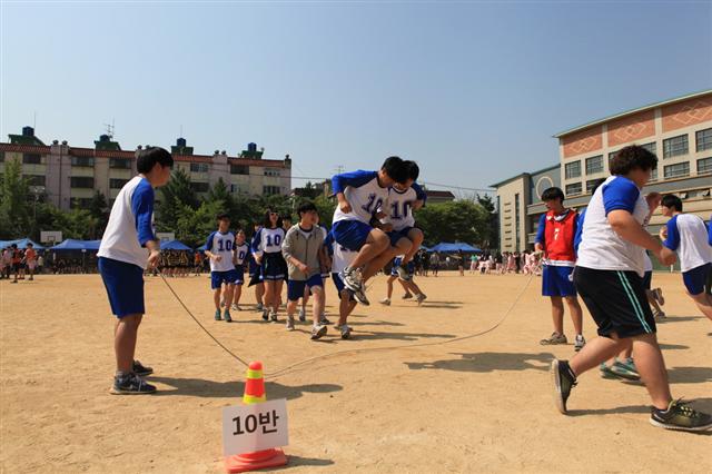 원종고 임성철 교사는 체육수업 시수를 늘리자는 취지의 ‘5·4·3 운동’을 제안했다. 사진은 원종고 학생들이 체육활동을 하고 있는 모습이다.  임성철 교사 제공