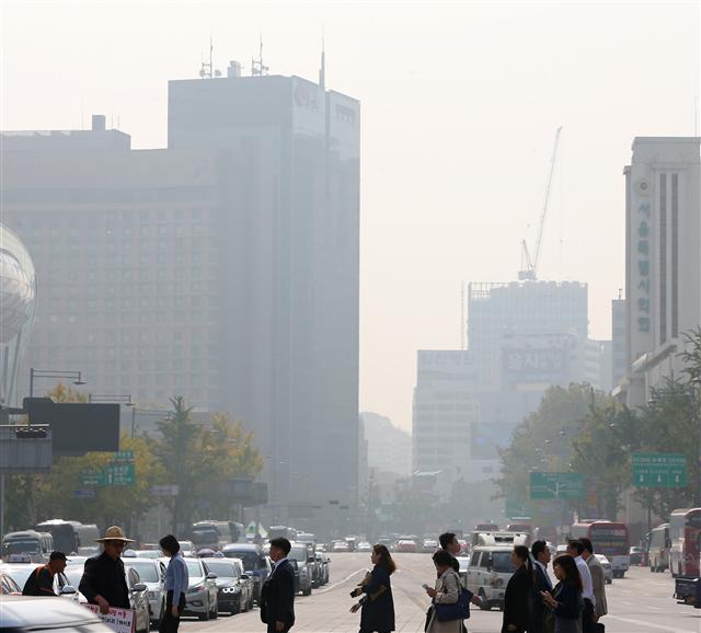 서울지역 미세먼지 최고 농도가 150㎍/㎥에 이른 20일 오후 광화문광장에서 바라본 시청 일대가 뿌옇게 흐려져 있다.  연합뉴스
