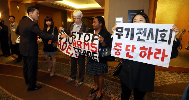  로사를 비롯해 미국·영국·독일·스페인·바레인·터키·이스라엘·네팔 등 13개국에서 방한한 평화활동가 20여명과 ‘전쟁 없는 세상’을 비롯한 국내 9개 단체 활동가 등 30여명은 ‘전쟁 장사’를 중단하라며 이날 호텔 앞에서 집회를 열었다.