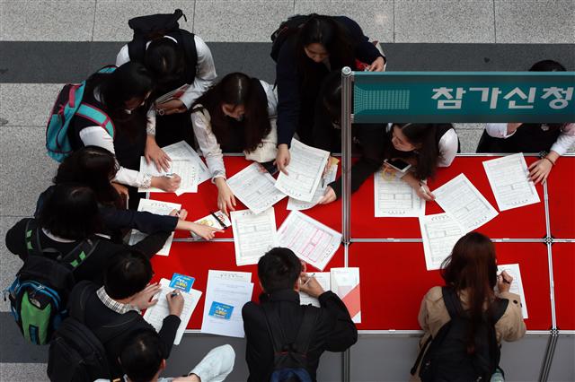 21일 오전 광주광역시 서구 치평동 김대중컨벤션센터에서 열린 ‘2015 광주·전라 청년 20만 + 창조 일자리박람회’를 찾은 구직자들이 참가신청서를 작성하고 있다. 이 박람회에는 지역 중견·강소 기업 48곳, 현대자동차·효성·GS·LG 등 대기업 계열사·협력업체 81곳 등 모두 129개사가 참여한다.  광주/연합뉴스