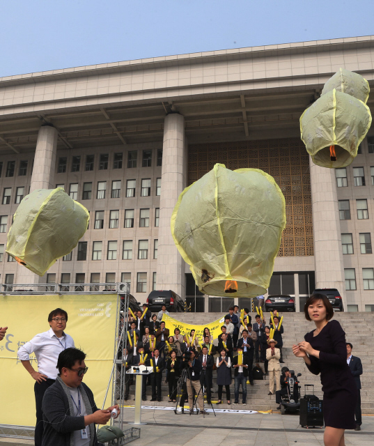 정의당 심상정 대표와 소속 의원, 당직자들이 21일 오전 창당 세돌을 맞아 국회 의사당 앞에서 연 기념식에서 창당을 기념하는 풍등을 하늘로 날리고 있다. 이정우 선임기자 woo@hani.co.kr