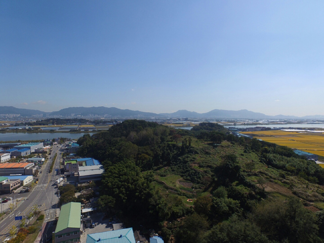 부산 강서구 죽림동 823 일대에 있는 죽도왜성의 전경. 무성한 풀숲에 파묻혀 대략적 윤곽만 드러날뿐 구체적 모습은 파악하기 어렵다. 이 성은 임진왜란 당시 왜군이 중요 전략적 거점 왜성으로 여겼다. 최상원 기자