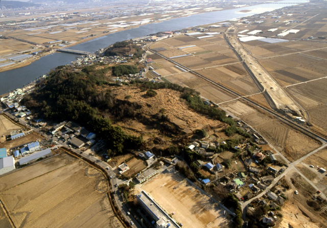 부산 강서구 죽림동 823 일대에 있는 죽도왜성 전경. 사진은 2005년 죽도왜성 제1외성 발굴조사 당시 모습이다. 이 성은 임진왜란 당시 왜군이 중요 전략적 거점 왜성으로 여겼다. 사진 부산박물관 제공