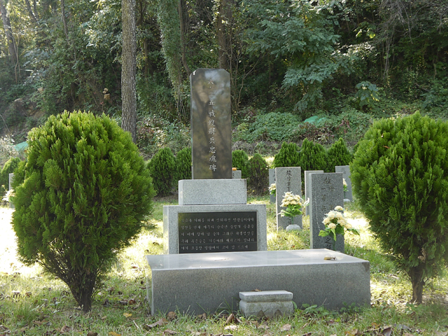 부산 강서구 죽림동 823 일대에 있는 죽도왜성 본성의 북동쪽에는 한국전쟁 참전 용사 39명의 유해가 묻혀 있는 국군묘지가 있다. 이 묘역은 1951년 한국전쟁 당시 낙동강 전투에서 산화한 전몰용사들의 유해를 모신 곳이다. 김영동 기자
