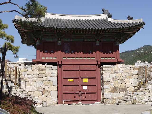 2008년 3월 복원된 김해읍성 북문 모습. 북문 출입구에 철망을 쳐 사람들의 출입을 막고 있다. 김영동 기자