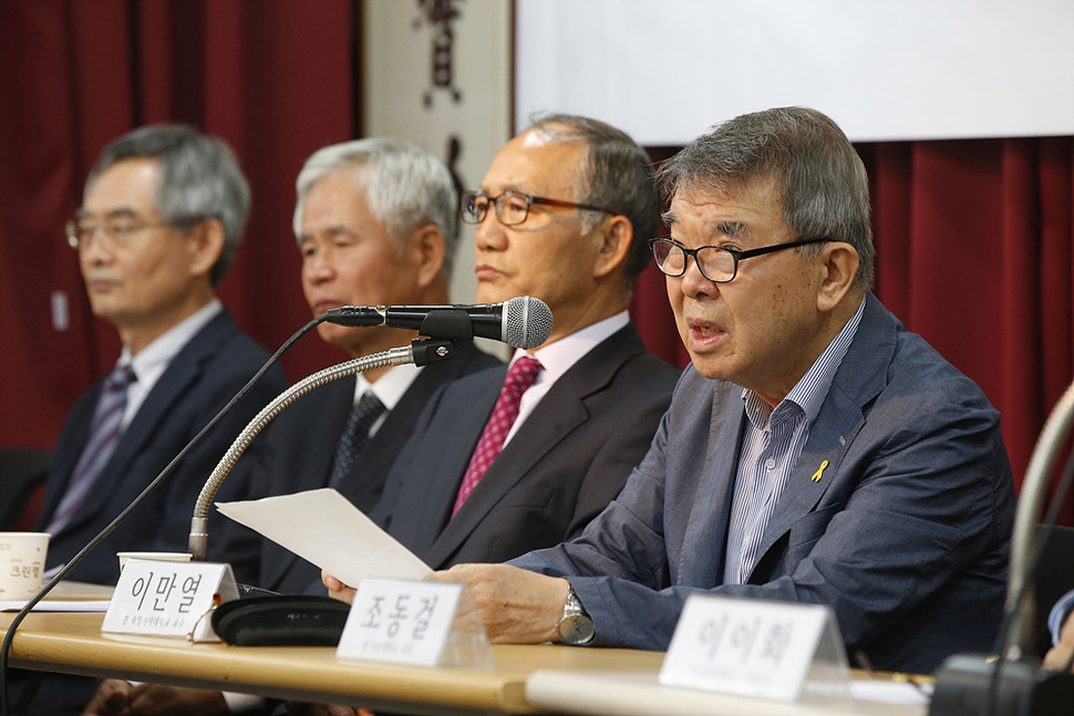 이만열 전 국사편찬위원장(맨오른쪽)을 비롯한 한국 사학계 원로들이 21일 오전 서울 종로구 동숭동 흥사단 강당에서 역사교과서 국정화 행정예고 철회를 촉구하며 기자회견을 열어, 정부는 역사와 교육에 대한 통제를 즉각 중단하라고 촉구하고 있다. 이정아 기자 leej@hani.co.kr