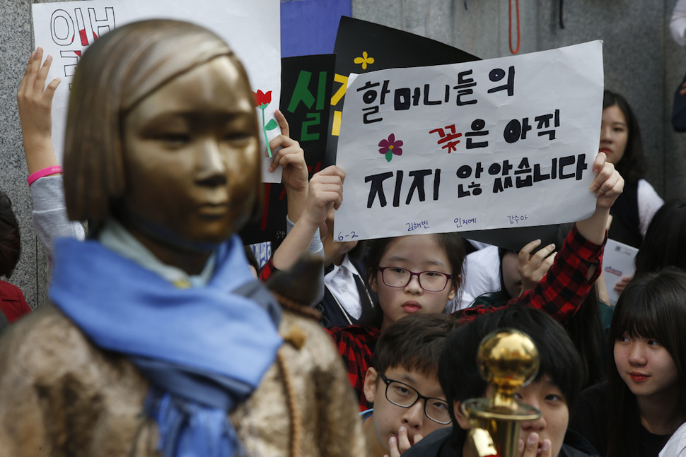 일본군 위안부 문제 해결을 위한 제1201차 정기 수요시위가 21일 낮 서울 종로구 중학동 일본대사관 앞에서 열려 한 초등학생이 손팻말을 들어보이며 건강 문제로 이날 참석하지 못한 ‘위안부’ 피해 할머니들을 응원하고 있다. 이정아 기자 leej@hani.co.kr