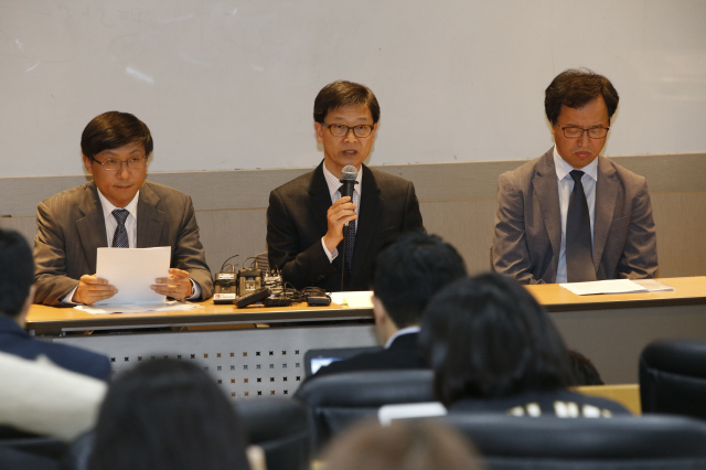 오수창 서울대 국사학과 교수(가운데)가 22일 오전 서울 관악구 신림동 교내 신양관 국제회의장에서 서울대 역사 관련 학과 교수 36명을 대표해 국정 역사교과서 집필 거부 선언을 하고 있다. 왼쪽은 박흥식(서양사학과), 오른쪽은 김태웅(역사교육과) 교수. 이정아 기자 leej@hani.co.kr