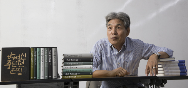 22일 오후 서울 홍익대 앞 상상마당에서 기자들과 만난 박범신 작가는 “사랑했지만 많은 과오를 저질렀던 가까운 이들에 대한 회한의 마음을 <당신>에 담고 싶었다”고 말했다. 김성광 기자 flysg2@hani.co.kr