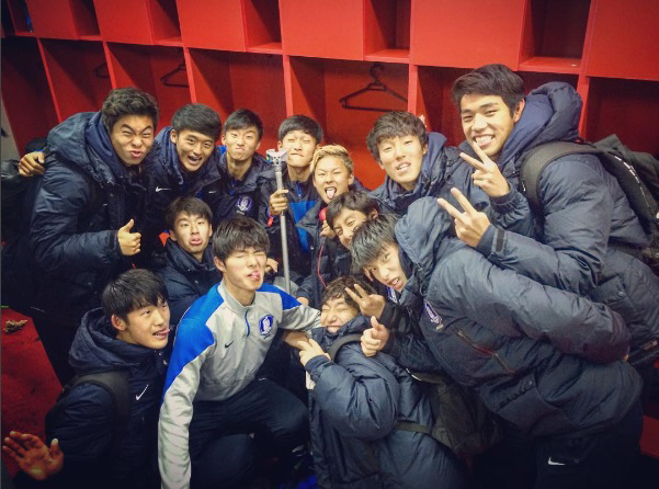 이승우(뒷줄 왼쪽 다섯째) 등 한국 선수들이 지난 21일(한국시각) 기니와의 2015 국제축구연맹 17살 이하 월드컵 B조 2차전에서 1-0으로 승리해 16강 진출을 확정한 뒤 라커룸에서 2승을 의미하는 손가락 2개를 펼쳐 보이며 단체 인증샷을 찍고 있다. 이승우 인스타그램 갈무리