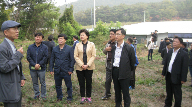 정 위원장 등 경기도의회 예결위 소속 여야 의원 5명과 이진찬 경기도 문화체육관광국장, 최원호 안산부시장 등이 ‘담장 없는 감옥’으로 알려진 선감도 선감학원 현장 조사 및 생존자와 주민들 의견 청취에 나섰다. 사진 홍용덕 기자