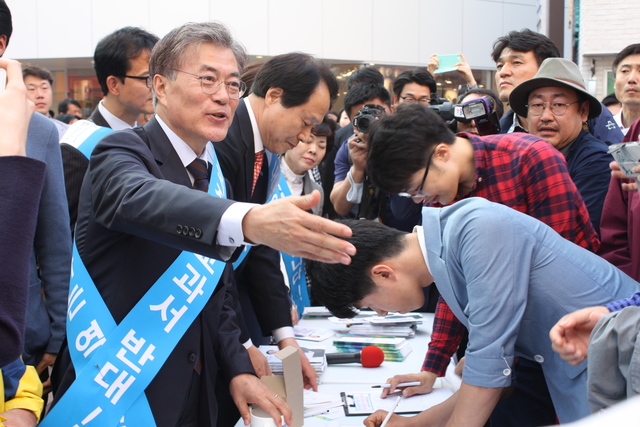 23일 오후 문재인 새정치민주연합 대표가 대구 중구 동성로 야외무대 앞에서 사람들을 상대로 국정교과서 도입 반대 서명을 받고 있다. 김일우 기자