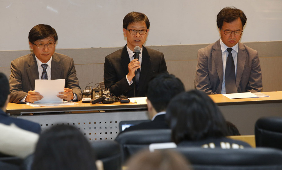 오수창 서울대 국사학과 교수(가운데)가 22일 오전 서울 관악구 신림동 서울대 신양관 국제회의장에서 서울대 역사 관련 학과 교수 36명을 대표해 국정 역사교과서 집필 거부를 선언하고 있다. 왼쪽은 박흥식 서양사학과 교수, 오른쪽은 김태웅 역사교육과 교수. 이정아 기자 leej@hani.co.kr