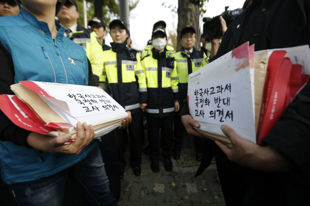 전국교직원노동조합 대표단이 23일 오후 서울 종로구 청운효자동주민센터 앞에서 교사들로부터 받은 국정화 반대 의견서를 전달하기 위해 청와대로 향하다 경찰의 제지를 받고 있다. 김명진 기자 <A href="mailto:littleprince@hani.co.kr">littleprince@hani.co.kr</A>