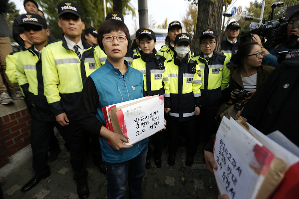 전교조 대표단이 23일 오후 청와대에 한국사 교과서 국정화 반대 교사의견서를 전달하려고 이동하려 하자 경찰이 서울 종로구 청운효자동주민센터 앞에서 막고 있다. 김명진 기자 littleprince@hani.co.kr