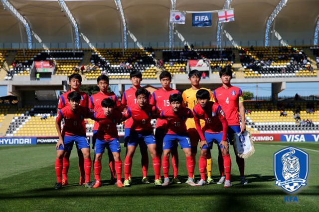 U-17 축구대표팀 선수들이 24일(한국시간) 칠레 코킴보의 프란시스코 산체스 루모로소 스타디움에서 열린 잉글랜드와의 대회 조별리그 B조 3차전 최종전에서 경기에 앞서 기념촬영을 하고 있다. 2015.10.24 연합. 대한축구협회 제공.