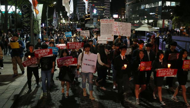 24일 저녁 서울 태평로 거리에서 열린 역사교과서 국정화저지 촛불집회를 마친 역사학자, 교사, 학생, 시민 등이 교과서 국정화에 반대하는 촛불을 든 채 청계천에서 거리행진을 벌이고 있다. 이정우 선임기자 woo@hani.co.kr