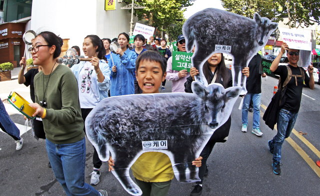 설악산국립공원지키기국민행동 회원들이 25일 오후 서울 종로구 마로니에공원에서 집회를 마친 뒤 설악산에 케이블카 설치를 반대하는 손팻말을 들고 거리행진을 하고 있다. 이정용 선임기자 lee312@hani.co.kr