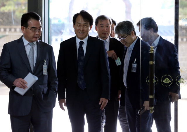 25일 오후 새로 임명된 청와대 정연국 대변인과 육동인 춘추관장(왼쪽에서 둘째부터)이 춘추관으로 들어서고 있다.  청와대사진기자단